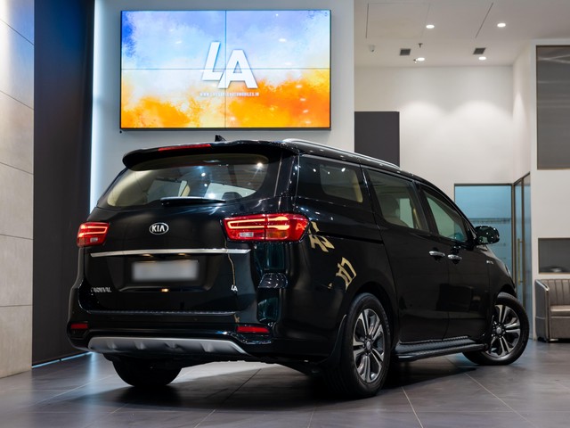 Second-hand 2020 Kia Carnival Prestige for sale in Kolkata-8