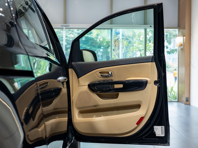 Second-hand 2020 Kia Carnival Prestige for sale in Kolkata-19