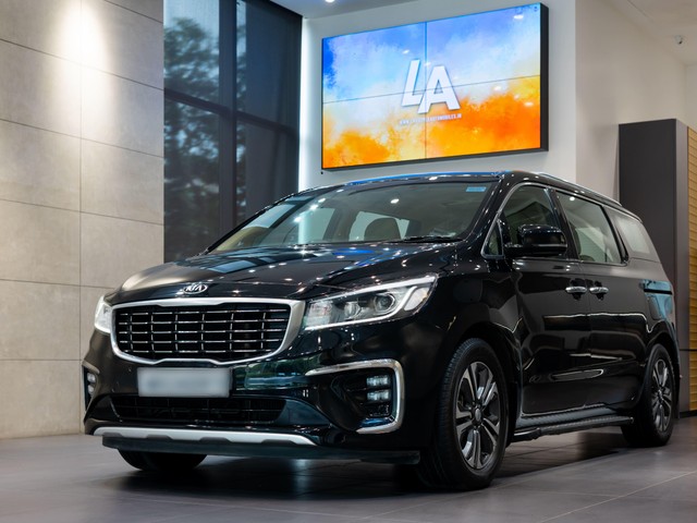 Second-hand 2020 Kia Carnival Prestige for sale in Kolkata-3