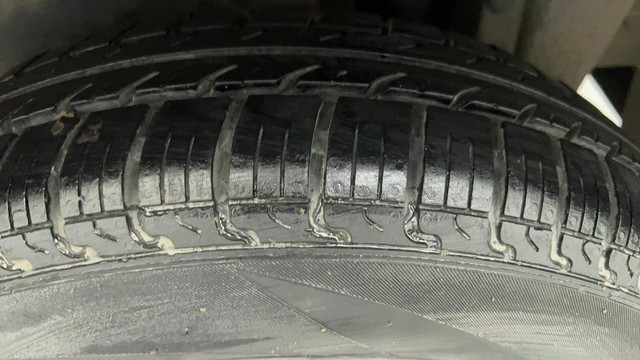 Second-hand 2015 Maruti Swift LXI Option for sale in Ahmedabad-36