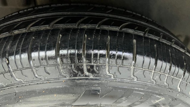 Second-hand 2015 Maruti Swift LXI Option for sale in Ahmedabad-32