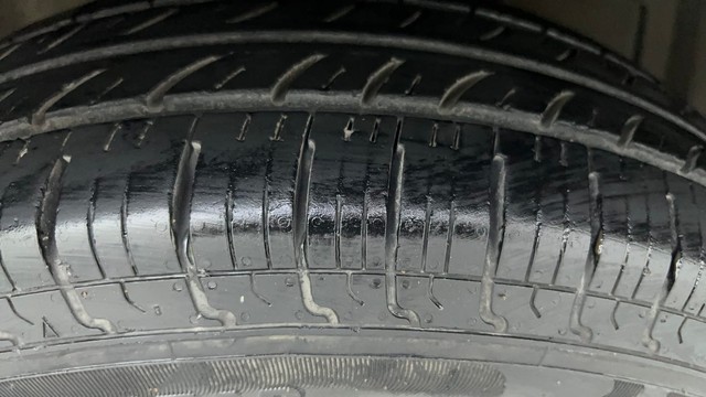 Second-hand 2015 Maruti Swift LXI Option for sale in Ahmedabad-33