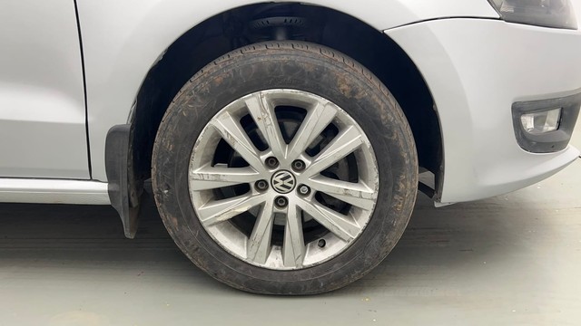 Second-hand 2013 Volkswagen Polo Petrol Highline 1.2L for sale in Kolkata-17