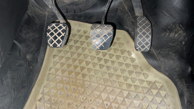 Second-hand 2013 Volkswagen Polo Petrol Highline 1.2L for sale in Kolkata-14