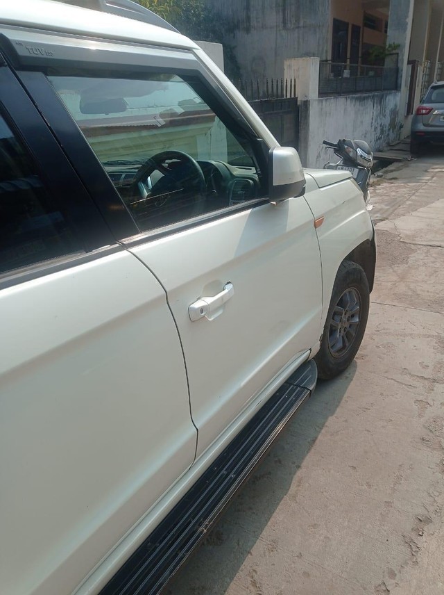 Mahindra TUV 300 T10 AMT Second-hand 2018 Mahindra TUV 300 T10 AMT for sale in Kota-1