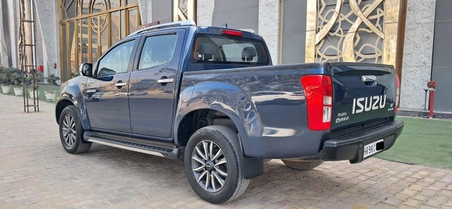 Second-hand 2021 Isuzu V-Cross 4x2 Z AT BSVI for sale in New Delhi-3