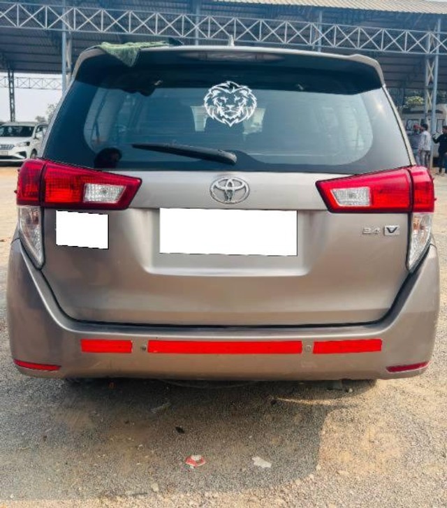 Toyota Innova Crysta 2.4 VX MT 8S BSIV Second-hand 2017 Toyota Innova Crysta 2.4 VX MT 8S BSIV for sale in Jhansi-1