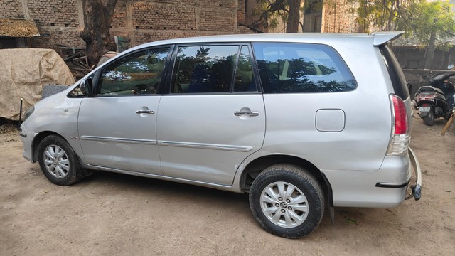 Second-hand 2011 Toyota Innova 2.5 EV Diesel MS 7 Str BSIII for sale in Patna-3