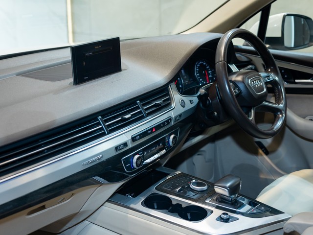 Second-hand 2018 Audi Q7 45 TDI Quattro Premium Plus for sale in Kolkata-15