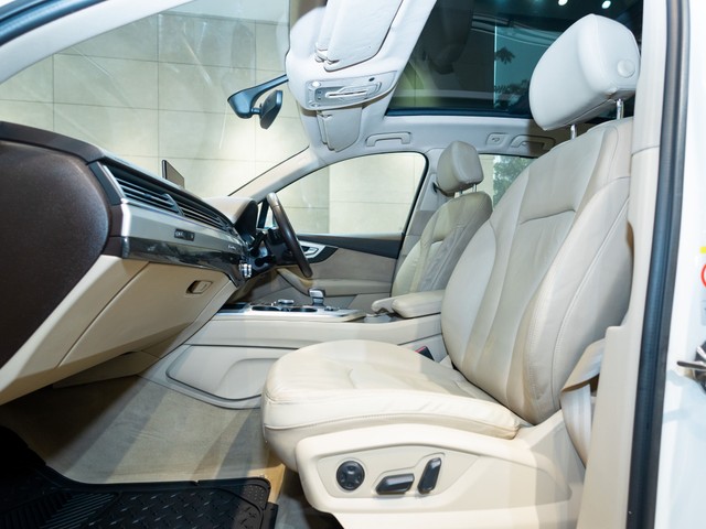 Second-hand 2018 Audi Q7 45 TDI Quattro Premium Plus for sale in Kolkata-21