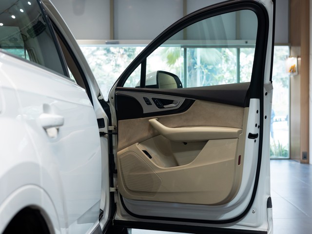 Second-hand 2018 Audi Q7 45 TDI Quattro Premium Plus for sale in Kolkata-10