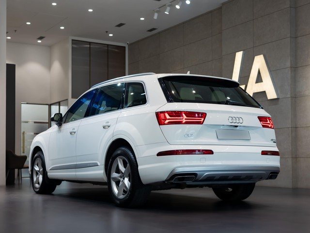 Second-hand 2018 Audi Q7 45 TDI Quattro Premium Plus for sale in Kolkata-9