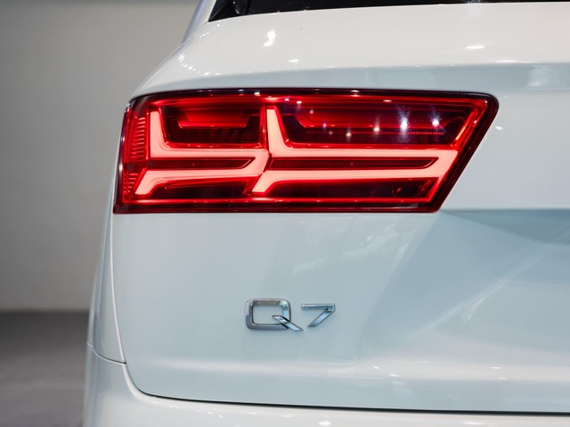 Second-hand 2018 Audi Q7 45 TDI Quattro Premium Plus for sale in Kolkata-20