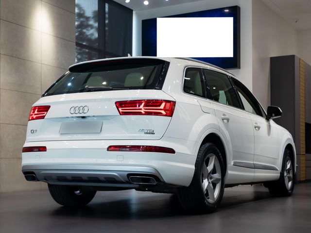 Second-hand 2018 Audi Q7 45 TDI Quattro Premium Plus for sale in Kolkata-17