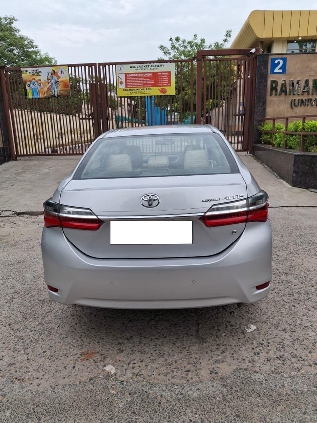Second-hand 2017 Toyota Corolla Altis 1.8 G CVT for sale in New Delhi-2