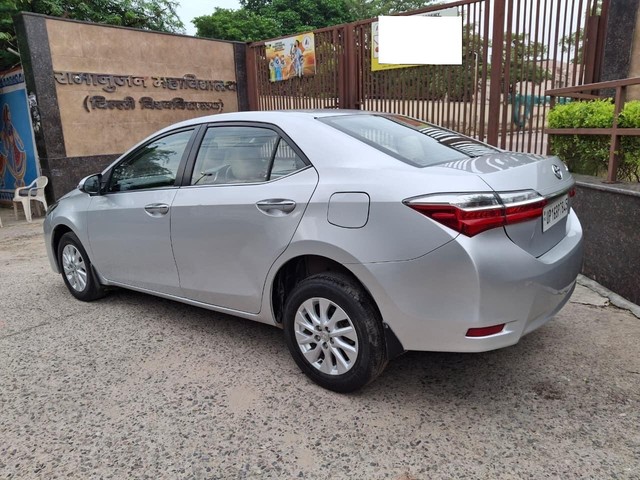 Second-hand 2017 Toyota Corolla Altis 1.8 G CVT for sale in New Delhi-3