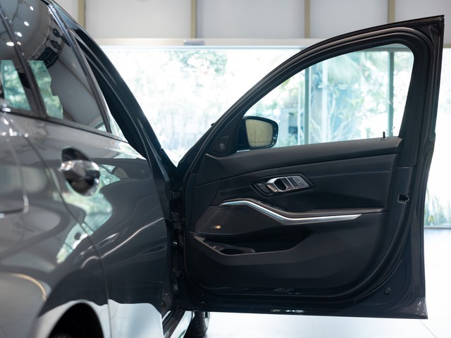 Second-hand 2024 BMW 3 Series M340i xDrive for sale in Kolkata-12