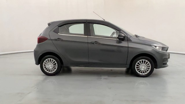 Second-hand 2023 Tata Tiago XT for sale in Kanpur-2