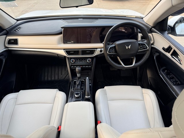 Second-hand 2023 Mahindra XUV700 AX7 AWD Diesel AT BSVI for sale in Mumbai-5