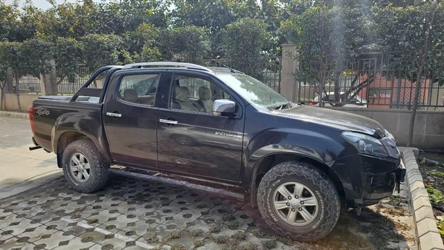 Second-hand 2017 Isuzu D-Max 4X4 for sale in Meerut-3