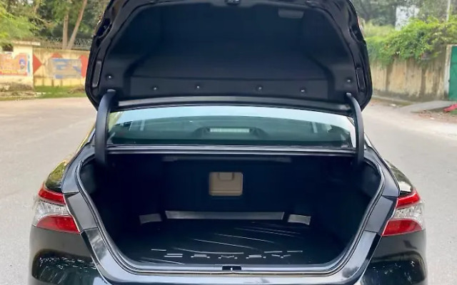 Second-hand 2022 Toyota Camry Hybrid 2.5 for sale in New Delhi-3