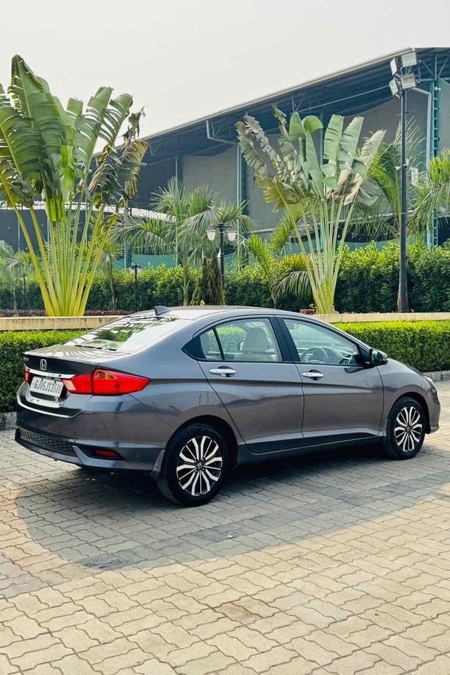 Second-hand 2017 Honda City i-VTEC CVT VX for sale in Surat-3