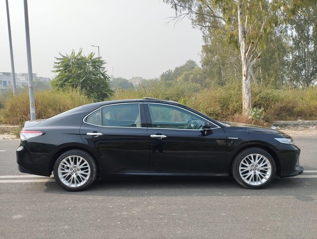 Second-hand 2021 Toyota Camry Hybrid 2.5 for sale in New Delhi-1