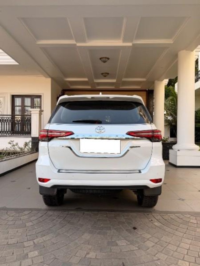 Second-hand 2025 Toyota Fortuner 4X2 Diesel AT for sale in Mangalore-2