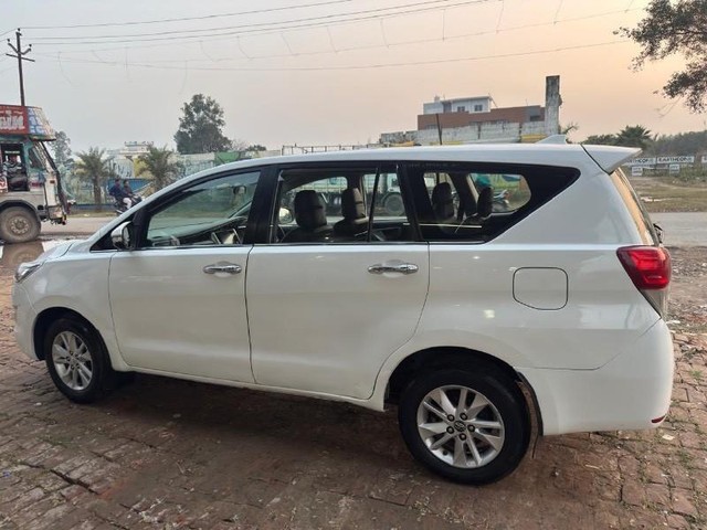 Second-hand 2017 Toyota Innova Crysta 2.4 VX MT BSIV for sale in Meerut-10