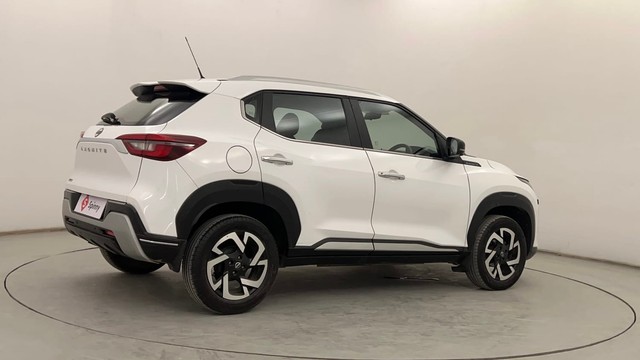 Second-hand 2022 Nissan Magnite Turbo XV Premium for sale in Pune-3