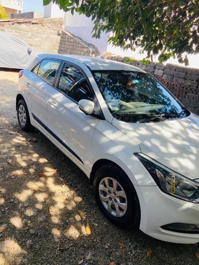 Second-hand 2014 Hyundai i20 Sportz 1.4 CRDi for sale in Amreli-1