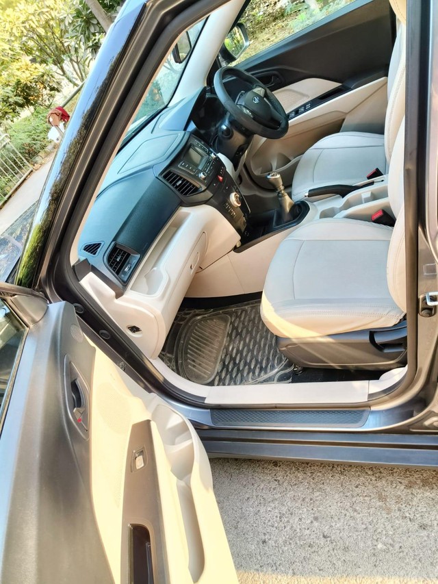 Second-hand 2021 Mahindra XUV300 W6 Diesel BSVI for sale in New Delhi-3