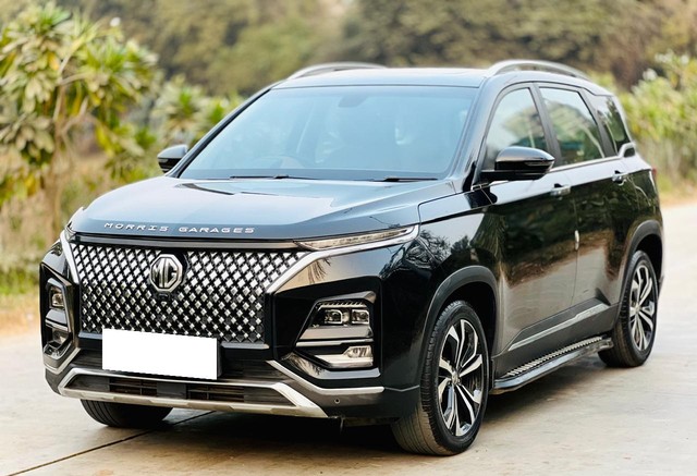 Second-hand 2023 MG Hector Plus Sharp Diesel MT for sale in Ahmedabad-4