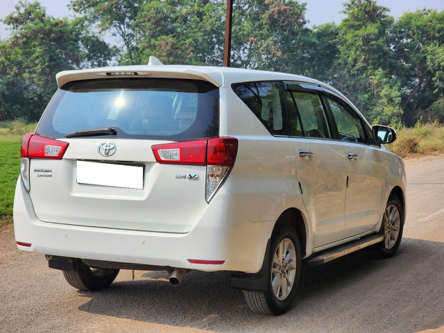 Second-hand 2017 Toyota Innova Crysta 2.4 VX MT BSIV for sale in Nashik-6