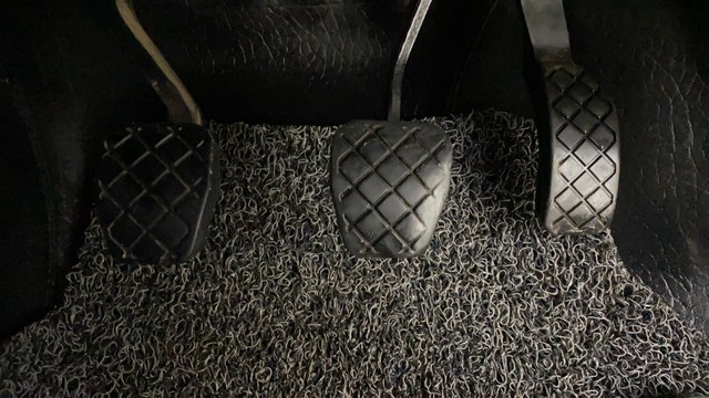 Second-hand 2013 Volkswagen Polo Petrol Highline 1.2L for sale in Ahmedabad-14