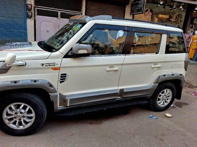 Second-hand 2018 Mahindra TUV 300 T8 for sale in New Delhi-3
