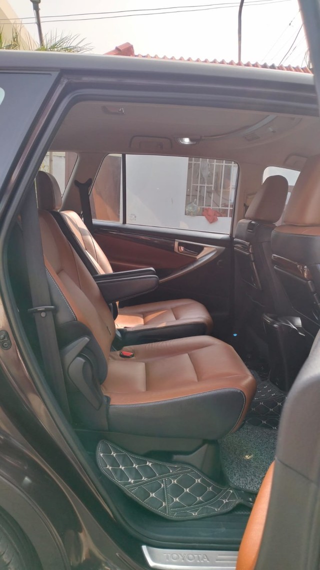 Second-hand 2016 Toyota Innova Crysta 2.8 ZX AT BSIV for sale in Coimbatore-16