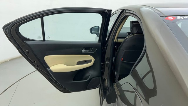 Second-hand 2022 Honda City VX MT for sale in Ahmedabad-28
