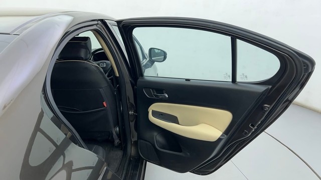 Second-hand 2022 Honda City VX MT for sale in Ahmedabad-27