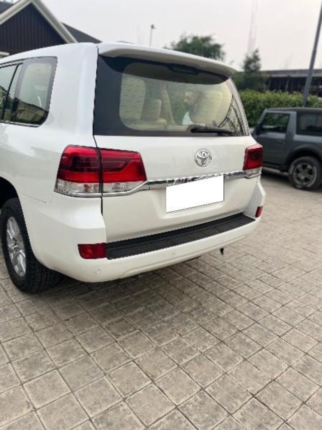 Second-hand 2017 Toyota Land Cruiser 200 VX for sale in Moga-2