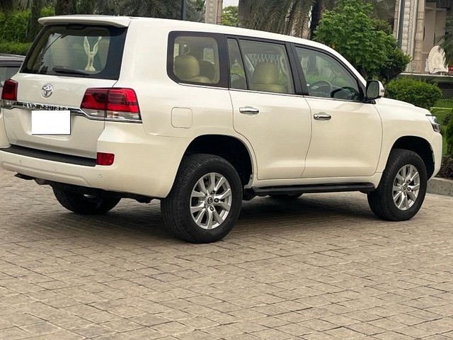 Second-hand 2017 Toyota Land Cruiser 200 VX for sale in Moga-1