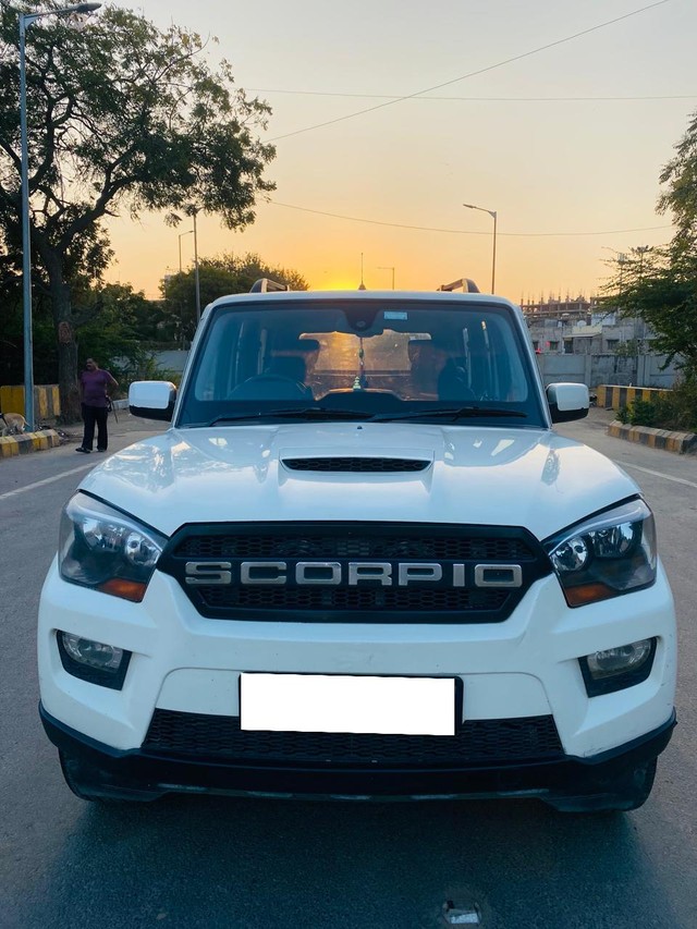 Second-hand 2017 Mahindra Scorpio 1.99 S4 9S for sale in Ahmedabad-5