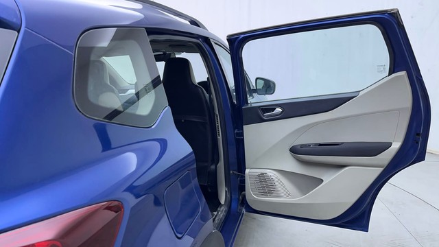 Second-hand 2020 Renault Triber RXZ EASY-R AMT for sale in Hyderabad-27