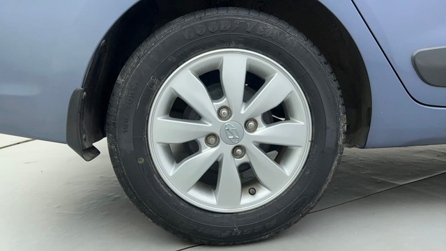 Second-hand 2016 Hyundai Xcent Petrol for sale in Ahmedabad-18