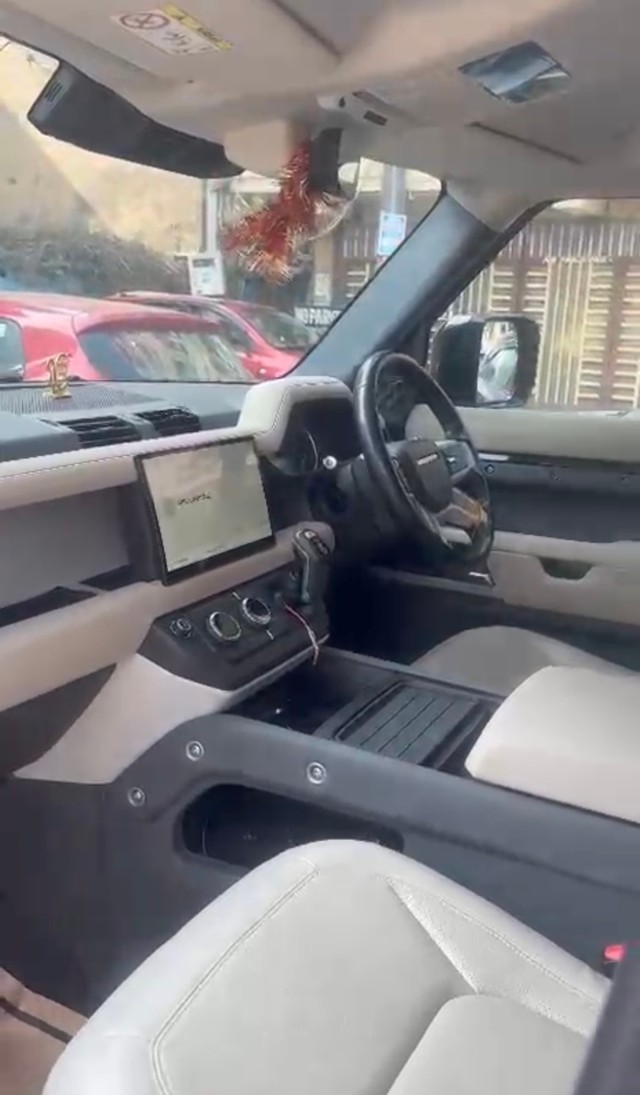 Second-hand 2023 Land Rover Defender 2.0 110 SE for sale in New Delhi-2