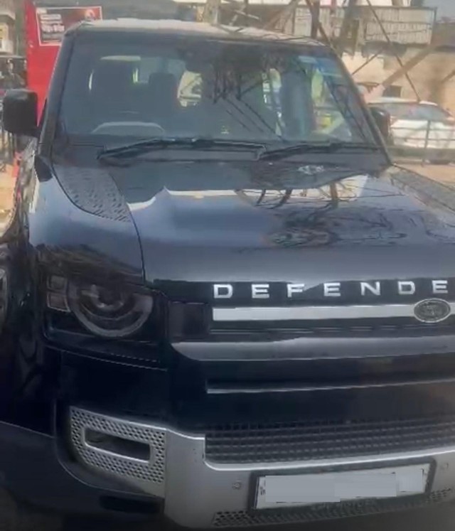 Second-hand 2023 Land Rover Defender 2.0 110 SE for sale in New Delhi-9
