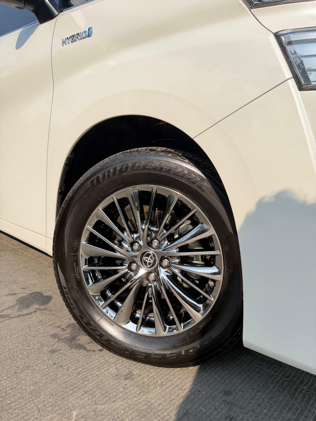 Second-hand 2023 Toyota Vellfire VIP Executive Lounge for sale in Bangalore-6