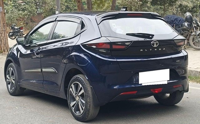 Second-hand 2023 Tata Altroz XZ Plus S CNG for sale in New Delhi-8