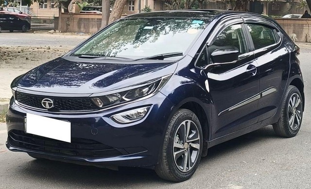 Second-hand 2023 Tata Altroz XZ Plus S CNG for sale in New Delhi-3