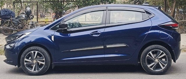 Second-hand 2023 Tata Altroz XZ Plus S CNG for sale in New Delhi-2